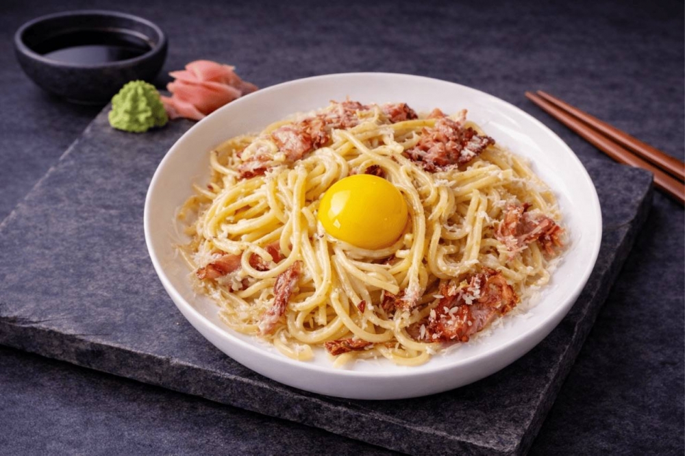 Hvete nudler, kylling, løk, fløte, pepper, eggeplomme, parmesan ost.