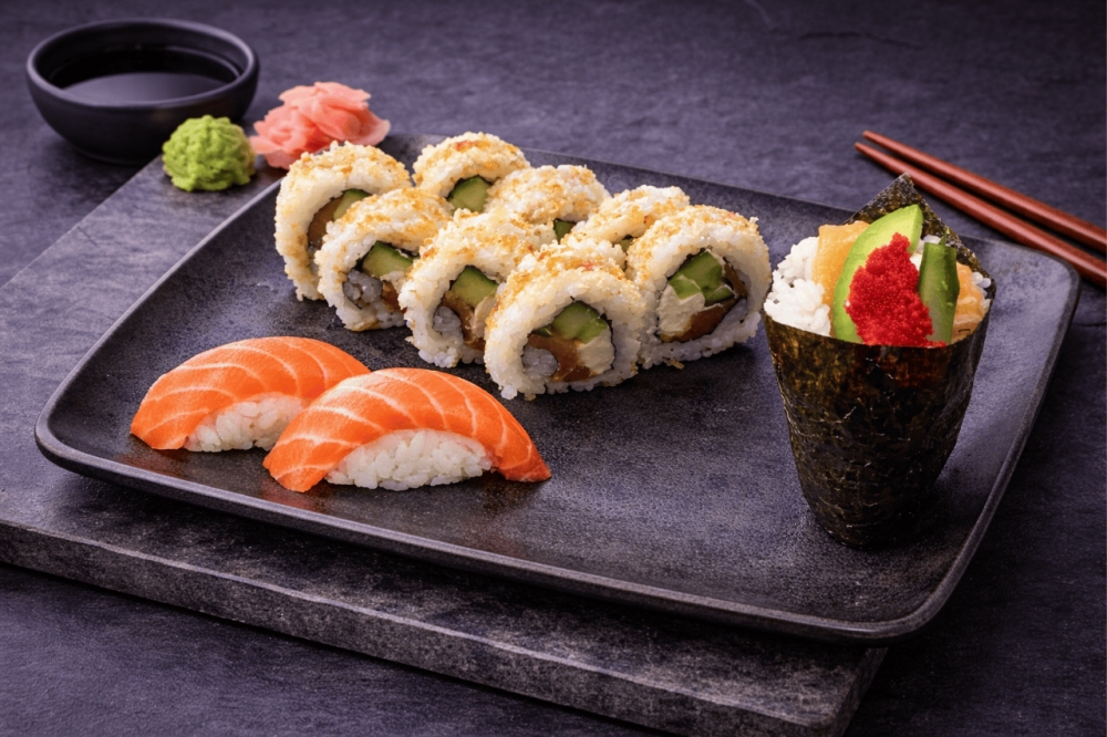 10 biter med laks og en handroll med laks.