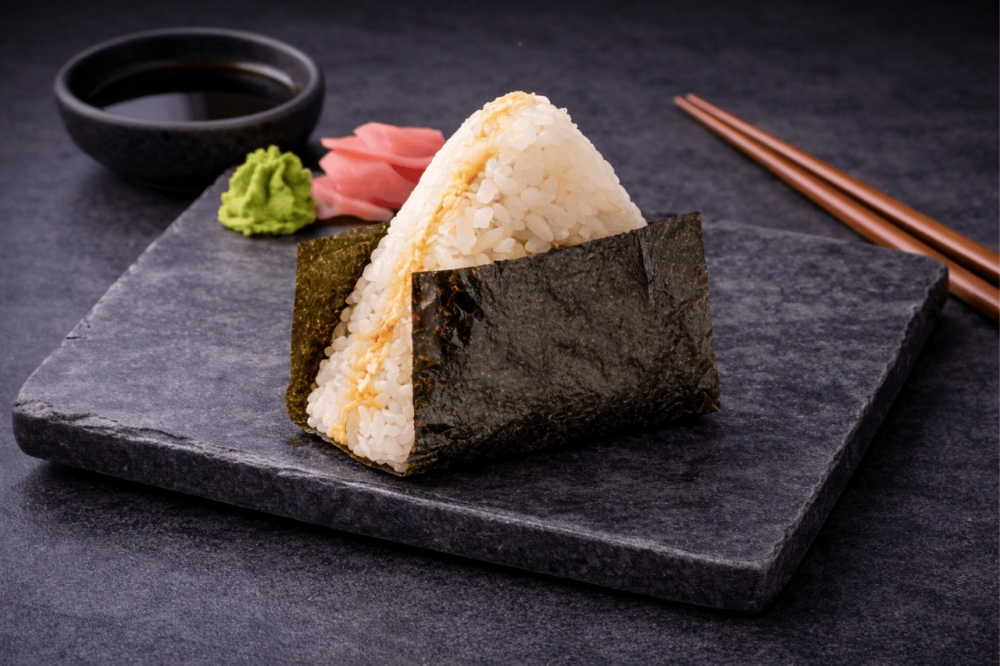 Ris
Nori
Spisy saus 
Laks
Sesamfrø 
Crunchy