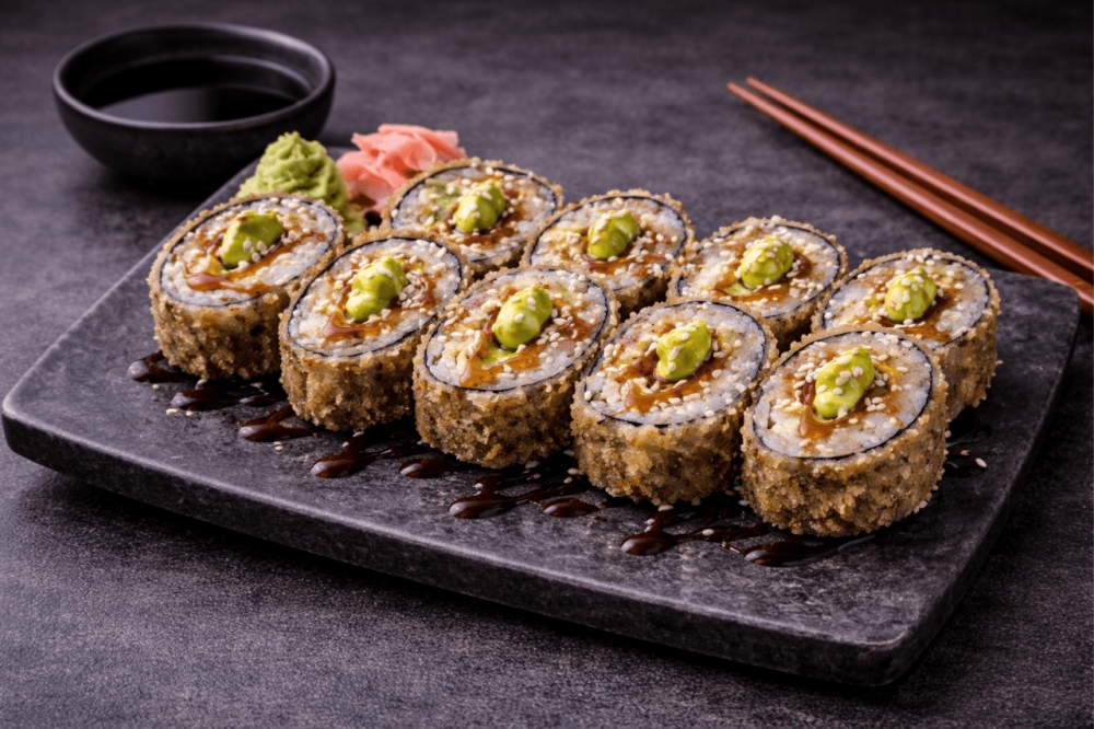 Vegetarisk fritert rull ,  med grønn saus, cheddarost, japansk omelett, tomat og avokado. Toppet med grønn saus, unagisaus og sesamfrø.