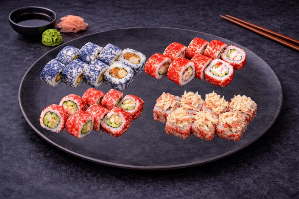 Sakura-rull, California med søt torsk, California med reke og fritert laks, California med surimi – perfekt for en stor gruppe!