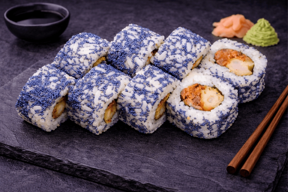 Sushi-rull med rogn,tigerreke, stekt laks i teriyakisaus og spicy saus
8 biter