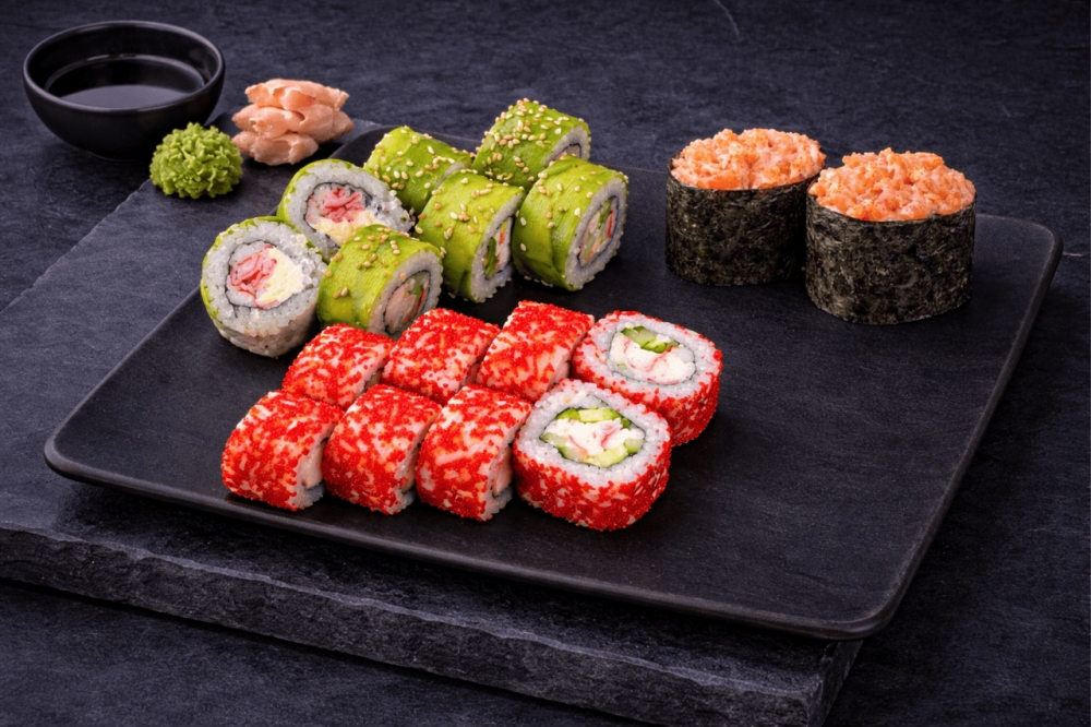 18 biter sushi med surimi – Grønn Drage, California Surimi og Gunkan med Spicy Surimi.
