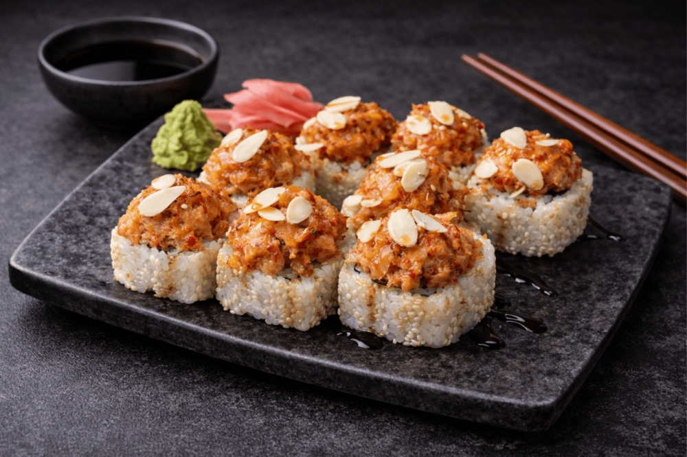 
En bakt rull med surimi, japansk omelett og avokado.
På toppen: hakket torsk med rogn i spicy saus, drysset med mandelflak.