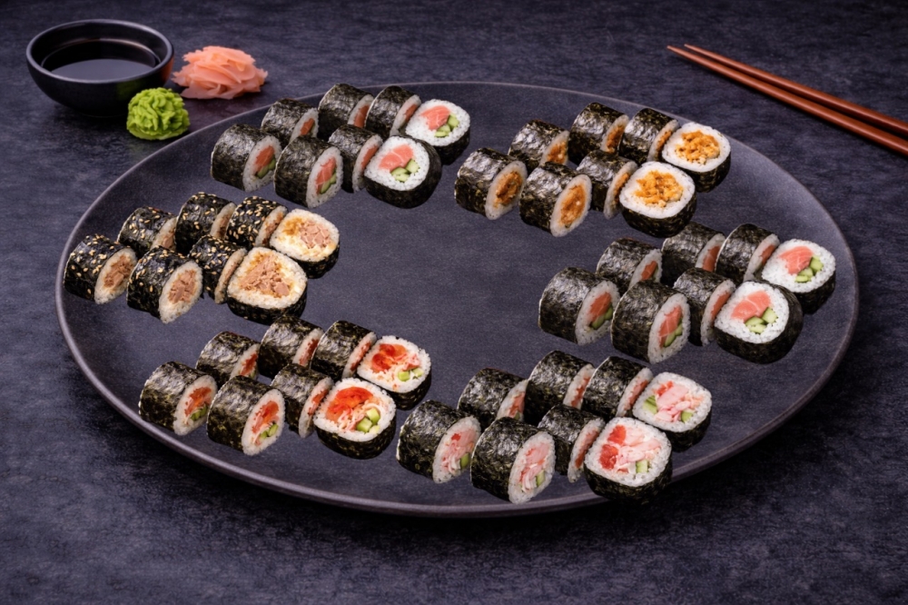 Futomaki med fersk laks, futomaki med røkt laks, futomaki med marinert tunfisk, sumomaki, futomaki med reke og surimi, futomaki med fritert laks.
Stor meny for en stor gruppe – 48 biter!