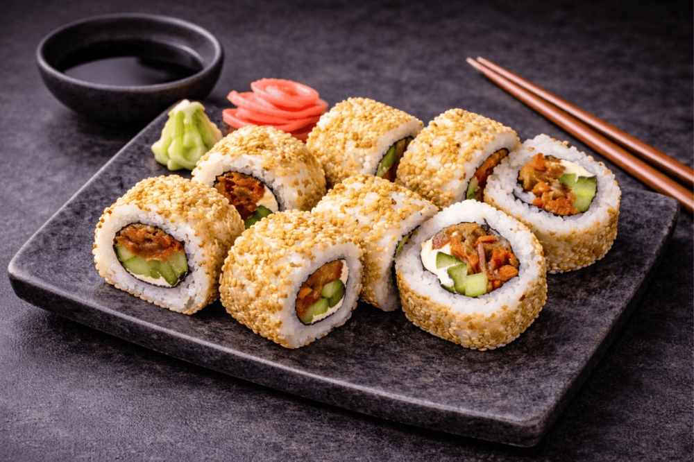 Sushi-rull med stekt laks i teriyakisaus, saftig agurk og kremost
8 biter