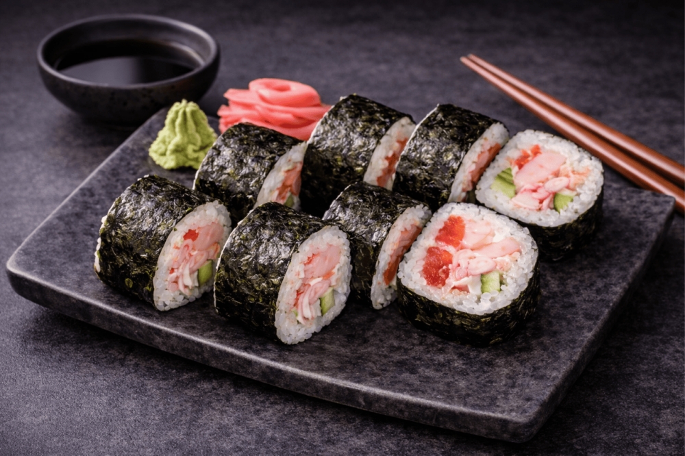 Sushi-rull med tiger reke, surimi, saftige tomater, wasabi og kremost
8 biter