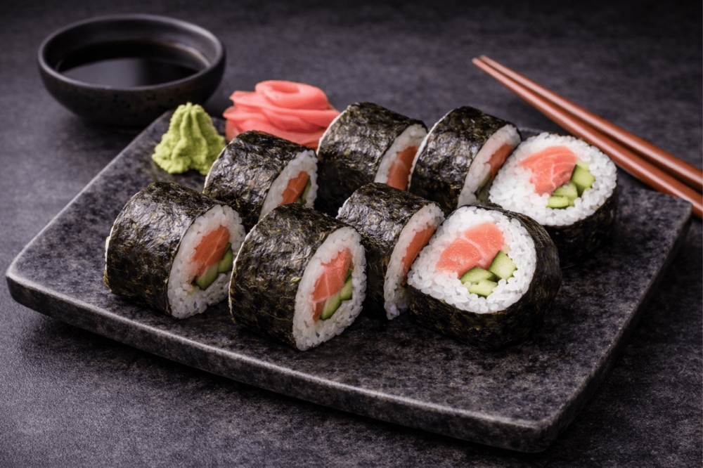 Rull med kremet ferskost, fersk laks, agurk og spicy saus
8 biter