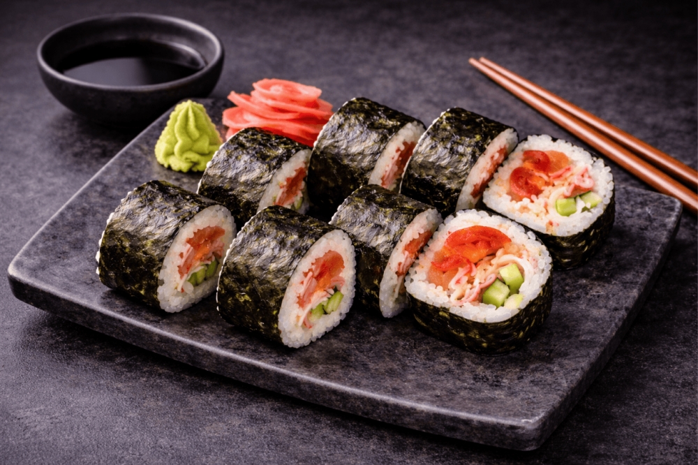 Stor sushi-rull med surimi, røkt laks, spicy saus, ferske grønnsaker, agurk og tomat
8 biter
