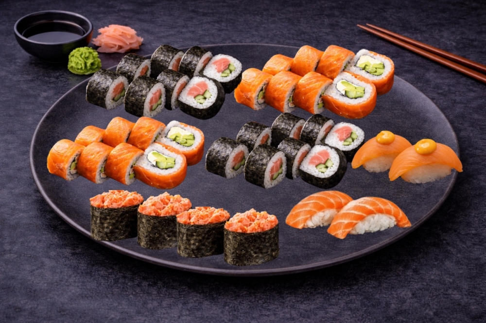 Philadelphia med fersk laks. Philadelphia med røkt laks. Futomaki med fersk laks. Futomaki med røkt laks. Klassisk sushi med laks. Gunkan med spicy laks.
