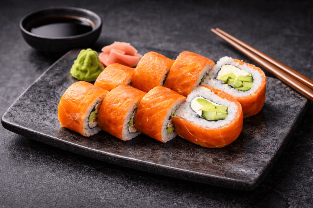 Sushi rullet med røkt laks, kremost, saftig agurk og avocado
8 biter