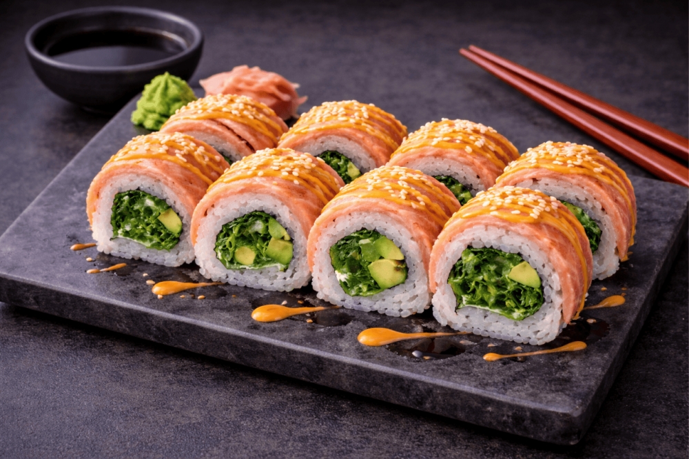 
Rull med kremost, sjøgressalat, avokado og saftig bakt laks på toppen, spisy saus, sesamfrø 