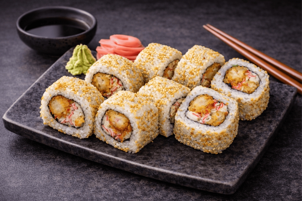 Sushi-rull med sesamfrø, spicy saus, surimi, tempurareke og saftig agurk
8 biter