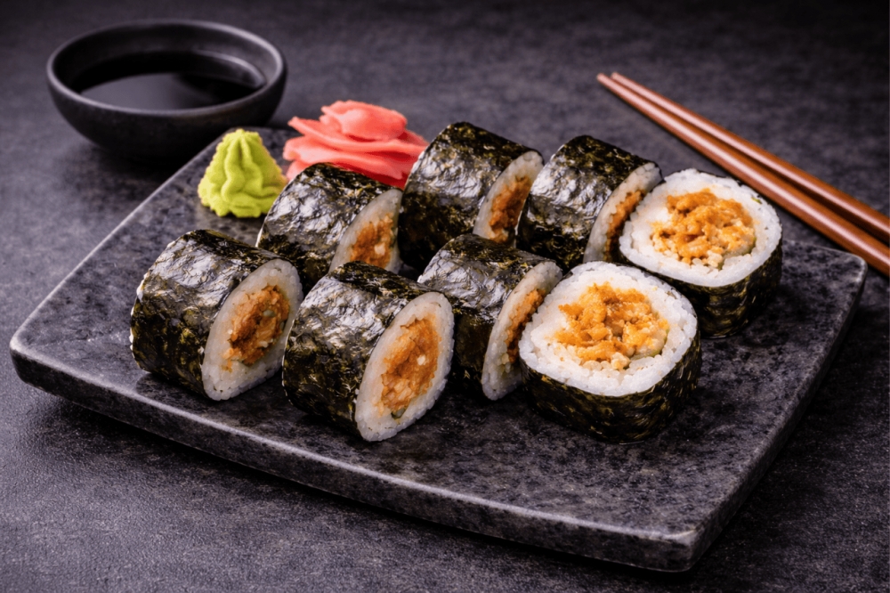 Sushi-rull med stekt laks i teriyakisaus, kremost og spicy saus
8 biter