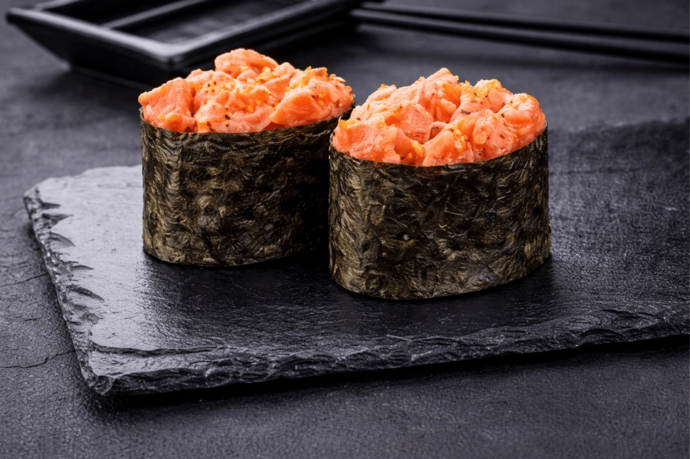 
Kamskjell blandet med japansk majones, rogn og avokado