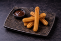 Churros med chocolate sauce